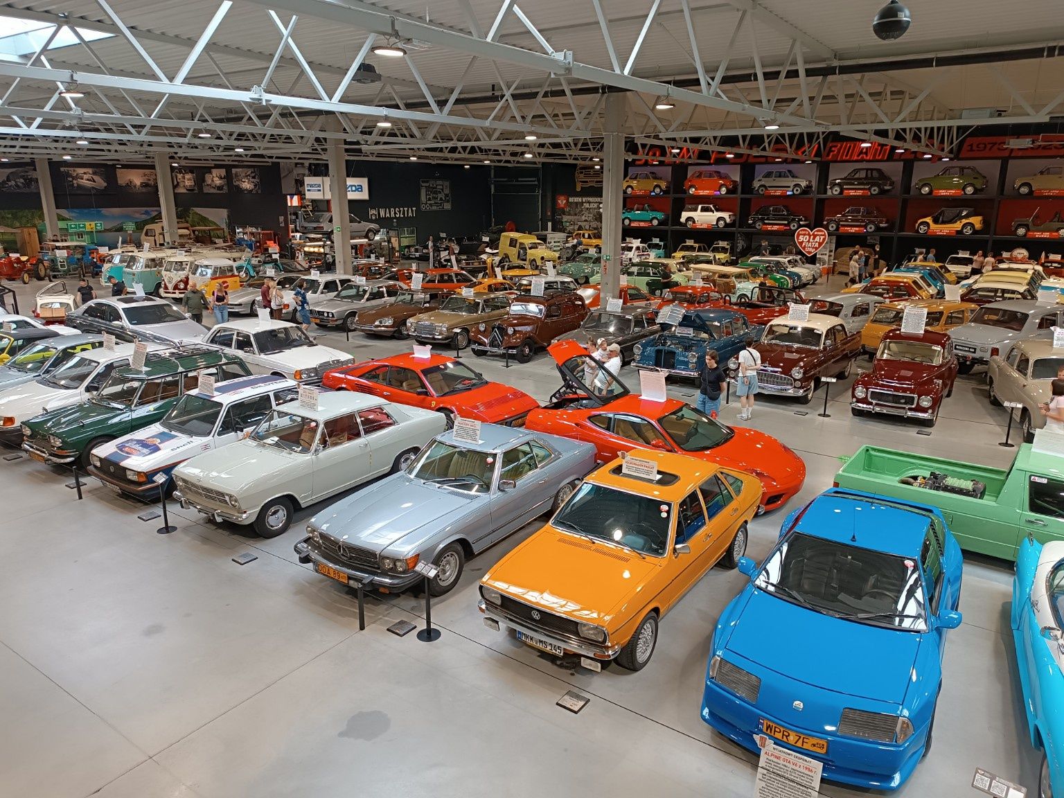 Rzędy klasycznych samochodów w głównej hali Muzeum Motoryzacji WENA