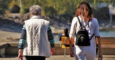 Godziny dla seniorów. Kto może robić zakupy? Kiedy obowiązuje?