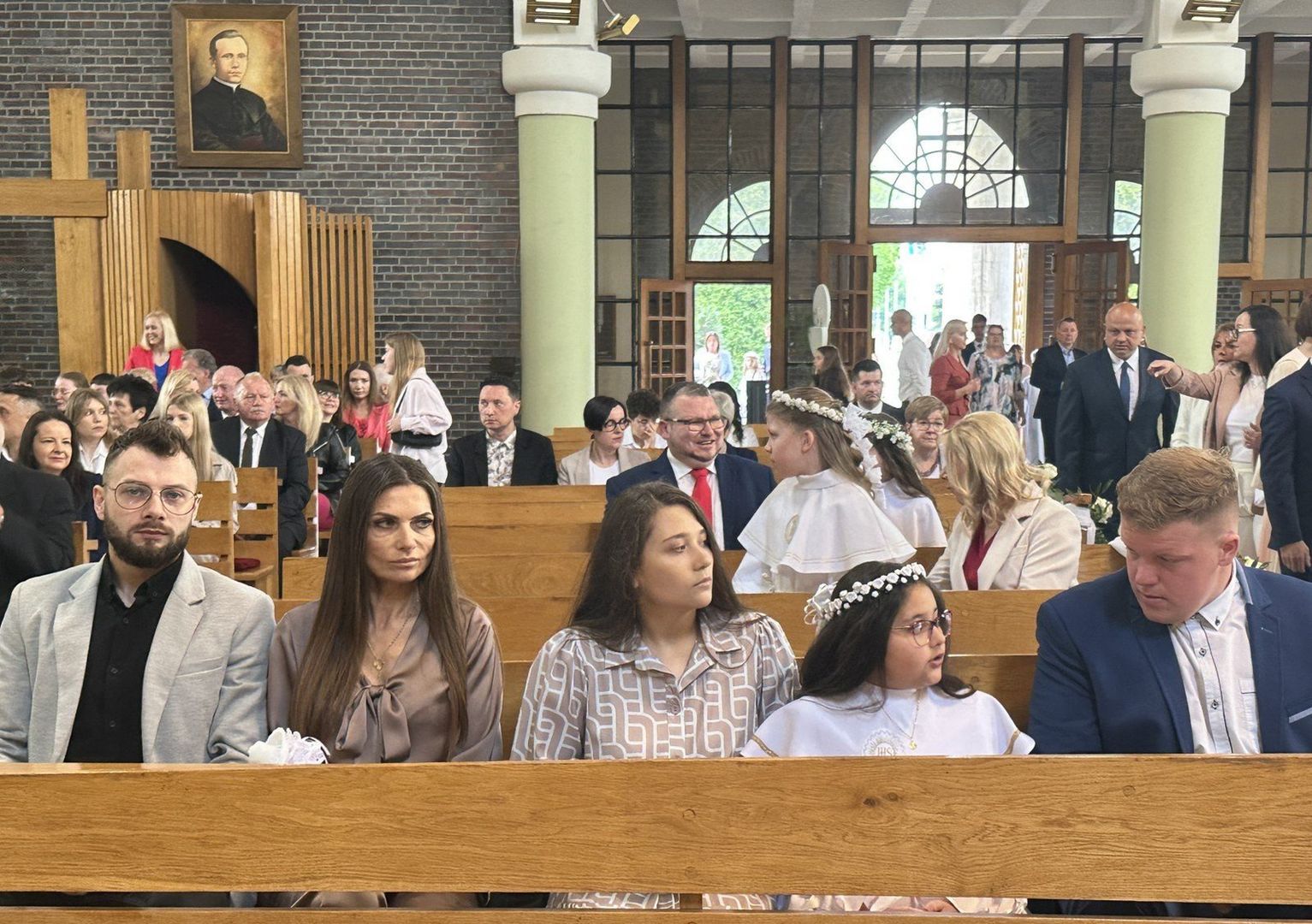 Maj upływa tradycyjnie pod znakiem uroczystości pierwszokomunijnych. W sobotę zorganizowano ją w kościele św. Antoniego Padewskiego w Lesznie. Dzieci w pięknych albach zasiadły w ławkach wspólnie ze swoimi rodzicami