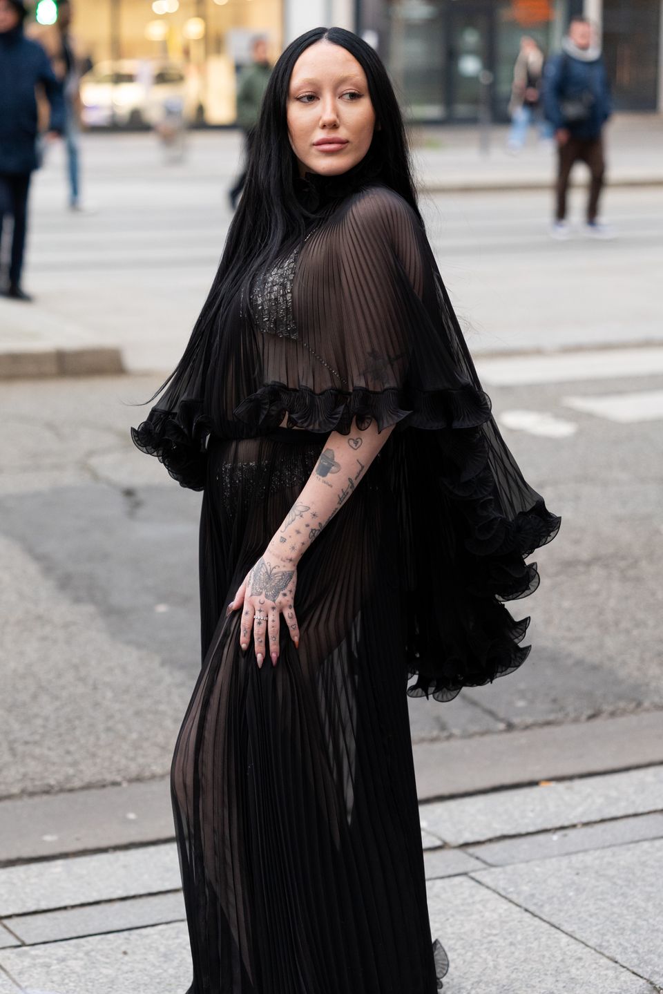 Noah Cyrus na pokazie mody w Paryżu