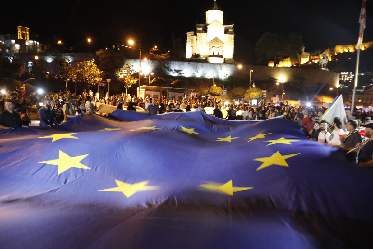 People attend a 'March for Europe' in support of the country's membership in the European Union, in Tbilisi, Georgia, 20 June 2022. The European Commission recommended to defer a candidacy of Georgia on 17 June. EPA/ZURAB KURTSIKIDZE Dostawca: PAP/EPA.