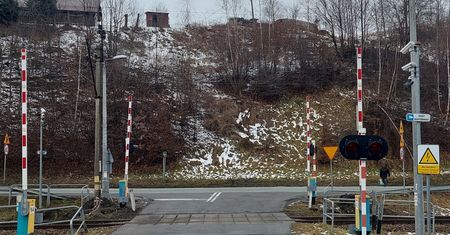 Kobieta z 4 dzieci na przejeździe kolejowym. Srogi mandat