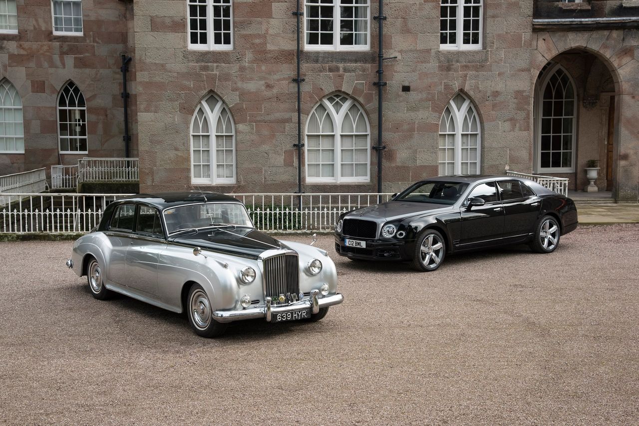 Trzy przykłady wiktoriańskiej estetyki: Bentley Continental S2 z 1959 roku, Bentley Mulsanne z 2020 roku i jakiś pałac (fot. Bentley)