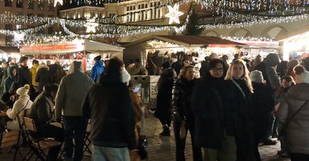 Rynek wypełnił się tłumami. W kolejkach słychać obce języki