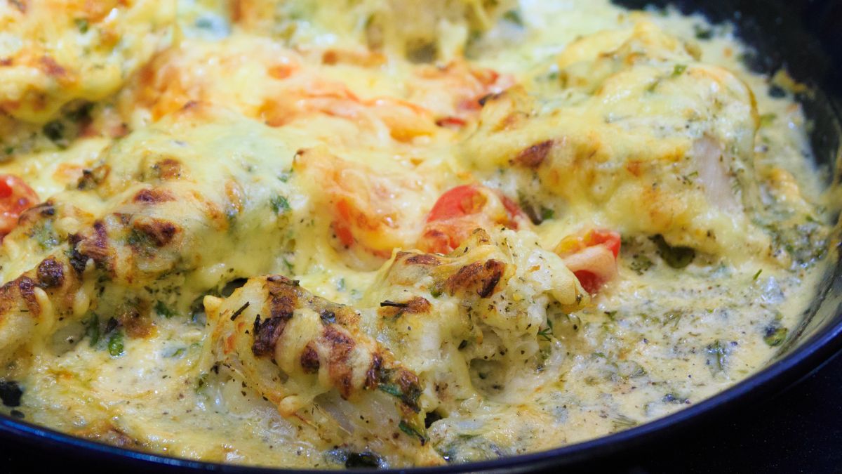 Ryba zapiekana z pomidorami, serem i ziemniakami. Pysznie smakuje!