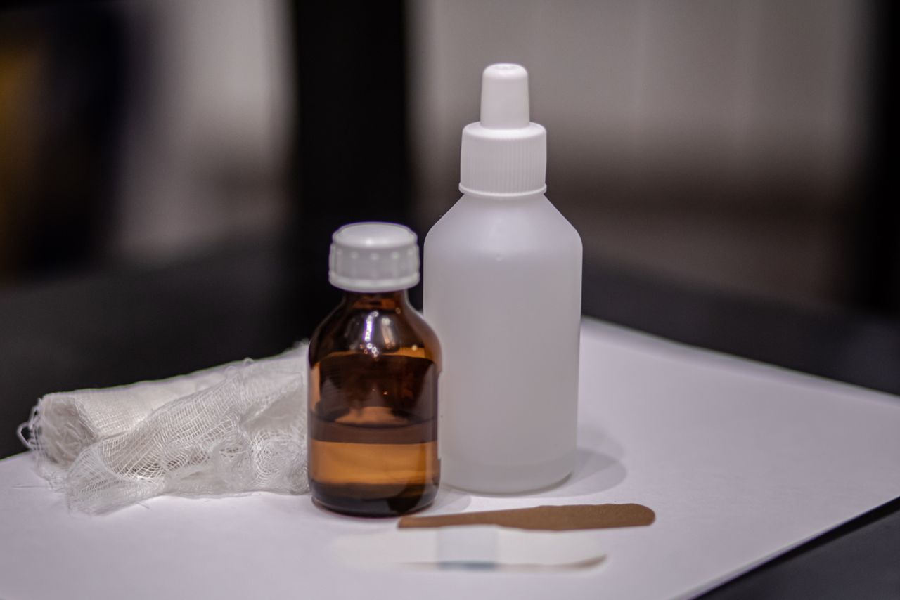 Woda utleniona na zatkane ucho – czy to dobry pomysł?