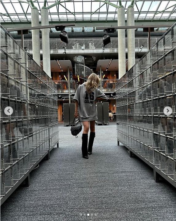 Karolina Pisarek pozuje w bibliotece. "Czuję się jak obcy"
