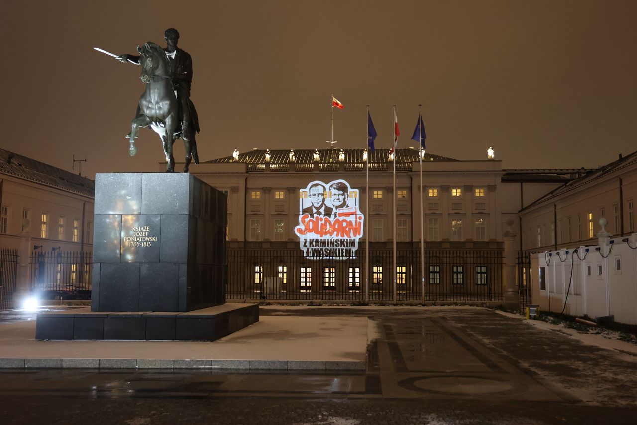 Wymowna grafika. Wizerunki polityków na Pałacu Prezydenckim