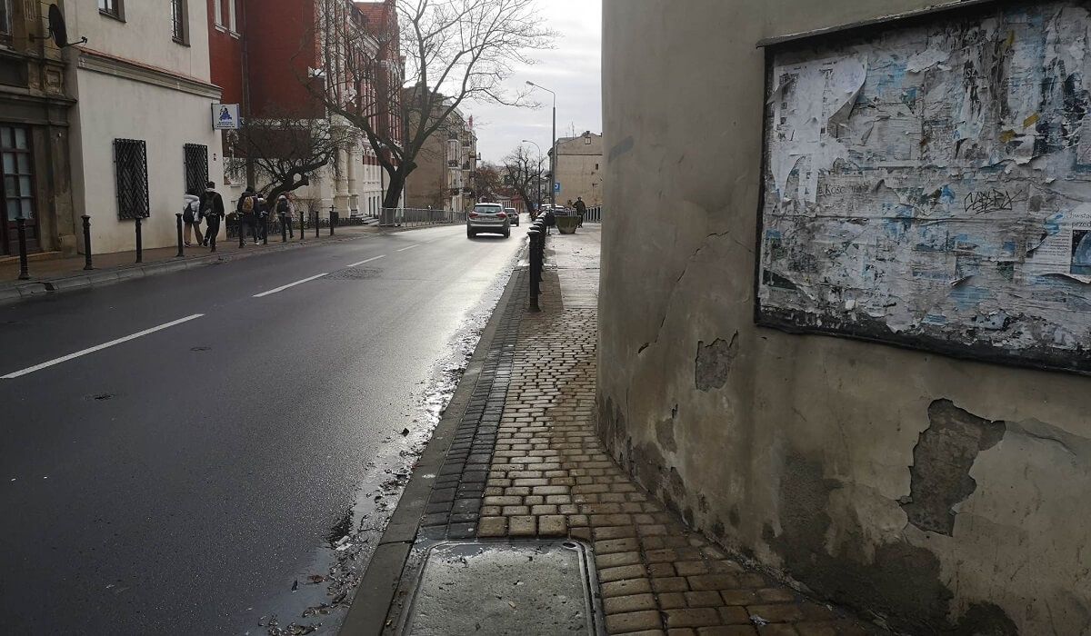 Wąski chodnik na ul. Bernardyńskiej