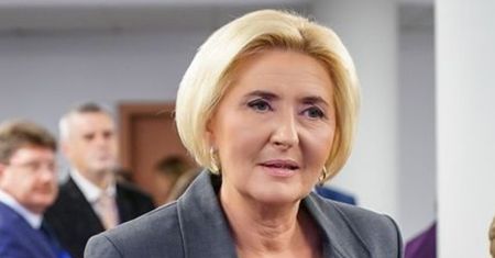 Stylizacja Agaty Dudy poddana krytyce. Poszło o garnitur