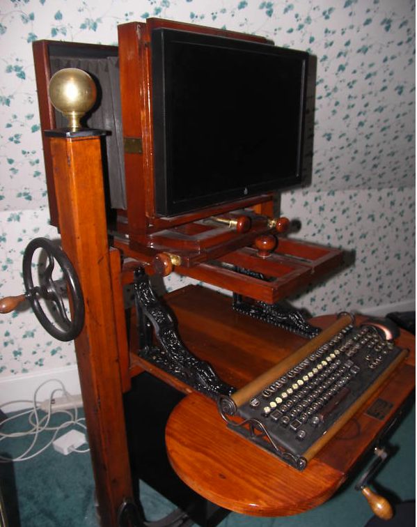 Muzealny wielkoformatowy Kodak to idealne stanowisko komputerowe w stylu steampunk