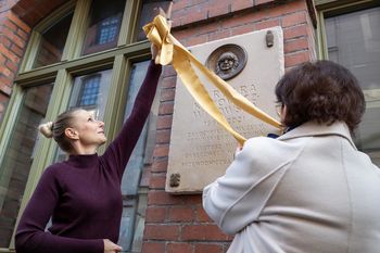 Toruń upamiętnił współtwórczynię Muzeum Toruńskiego Piernika. Odsłonięto tablicę