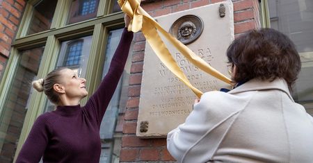 Toruń upamiętnił współtwórczynię Muzeum Toruńskiego Piernika. Odsłonięto tablicę