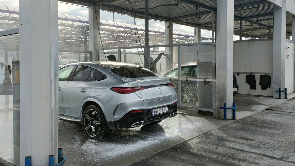 Samochody na stanowiskach myjni bezdotykowej