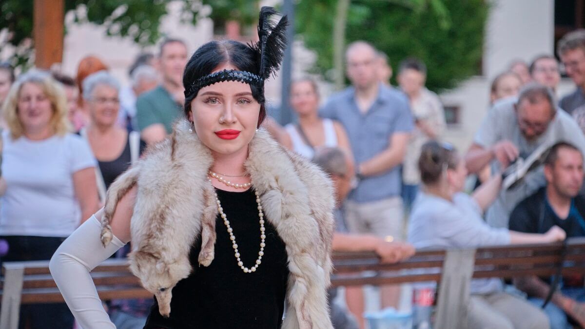 Pokaz mody lat 20. i 30. w wykonaniu Zespołu Tańca Dawnego Belriguardo