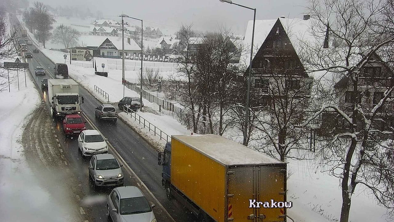 Zakopianka stoi. Śnieg spowodował długie korki