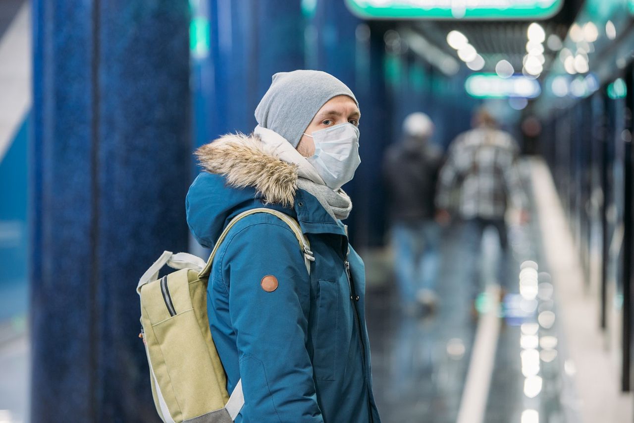 Maseczki ochronne będziemy nosić przez wiele miesięcy. Rzecznik rządu wyjaśnia