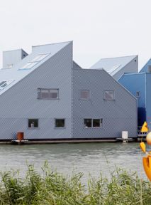 An answer to the climate crisis. What is floating architecture?