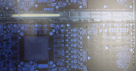 AMD Navi. Zdjęcie laminatu ujawnia konfigurację pamięci i mocną sekcję zasilania Radeona