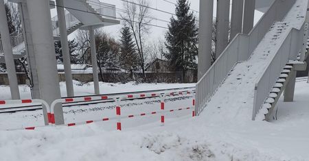 Kolej wydała 6,5 mln złotych na kładkę nad torami. Mieszkańcy proszą o interwencję, bo nikt jej nie odśnieża
