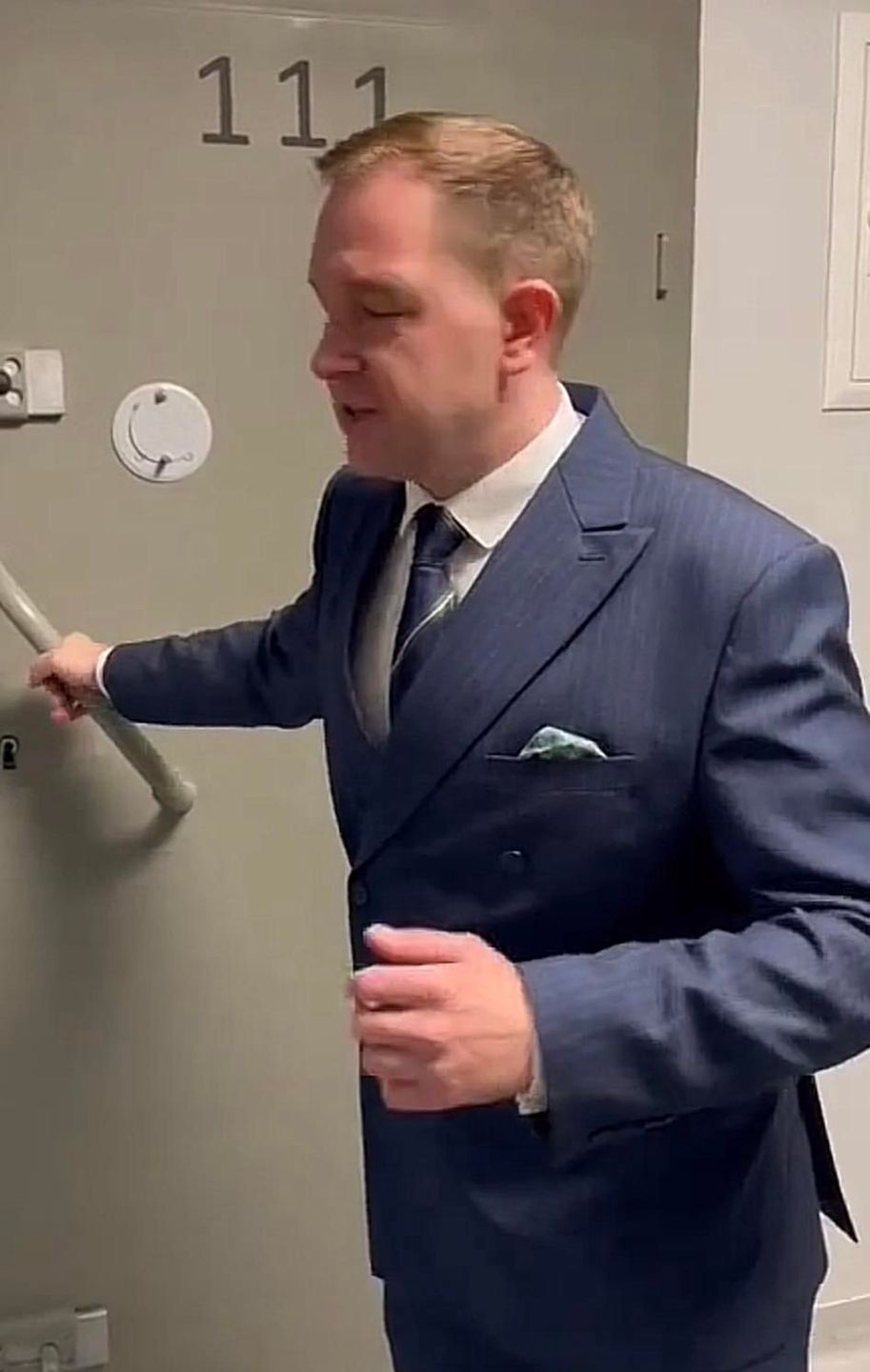 Piotr Cieplucha pokazuje cele dla youtuberów
