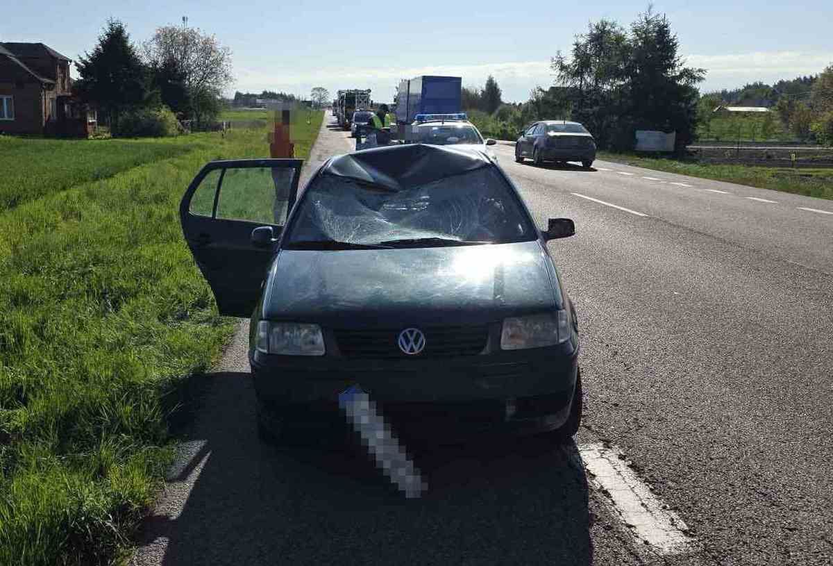 84-letni rowerzysta wjechał przed auto, doszło do wypadku. Trafił do szpitala śmigłowcem (zdjęcia)