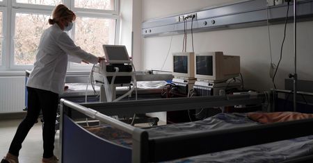 COVID-19 jest już jedną z głównych przyczyn zgonów w Polsce? Ekspertka analizuje popularny wykres