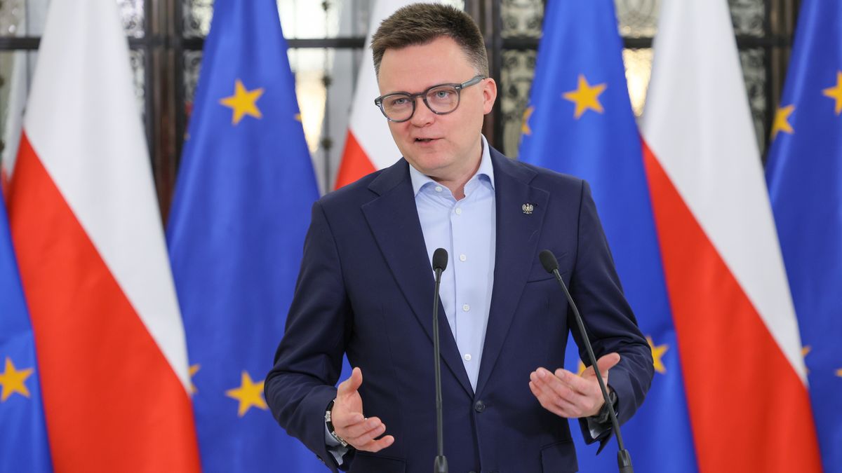Warszawa, 27.11.2024. Marszałek Szymon Hołownia podczas konferencji prasowej w Sejmie w Warszawie, 27 bm. Sejm wznowił obrady. Zajmie się rządowymi projektami ustaw - ws. obniżenia składki zdrowotnej oraz zamrożenia cen energii. Posłowie będą też pracować nad projektem Lewicy zakładającym, że Wigilia będzie dniem wolnym od pracy. (jm) PAP/Rafał Guz