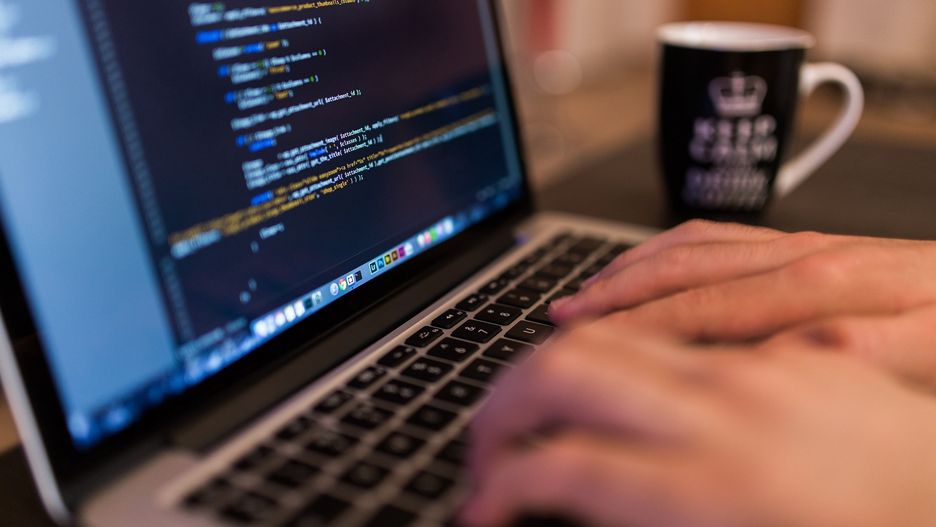 Zabrze. 67-latek przez oszustów internetowych stracił 100 tys zł.