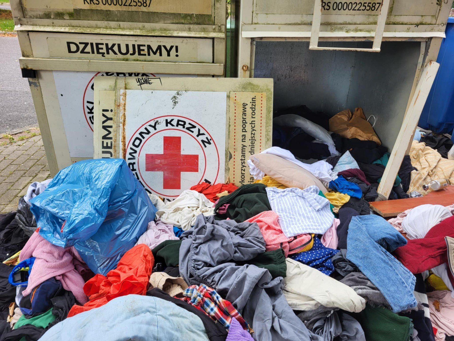 Wokół pojemników na używaną odzież często panuje bałagan.