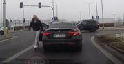 Hamowanie przed światłami i pretensje. Kierowca wyszedł z auta