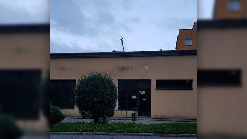 Hulajnoga zaparkowana na dachu budynku przy ul. Mieczysławy Ćwiklińskiej
