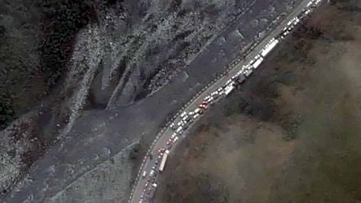 Kolejka Rosjan przy granicy z Gruzją sięga 16 km