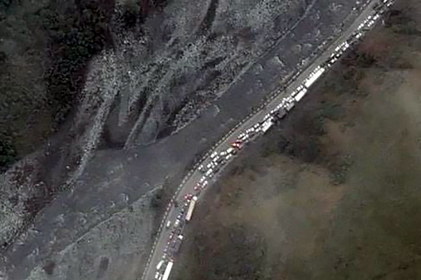 Kolejka Rosjan przy granicy z Gruzją sięga 16 km