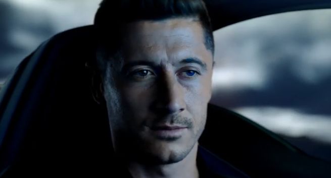 Robert Lewandowski w samochodzie reklamuje Huawei Mate20 Pro (wideo)