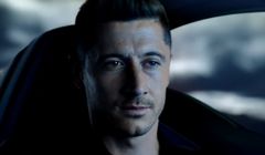 Robert Lewandowski w samochodzie reklamuje Huawei Mate20 Pro (wideo)