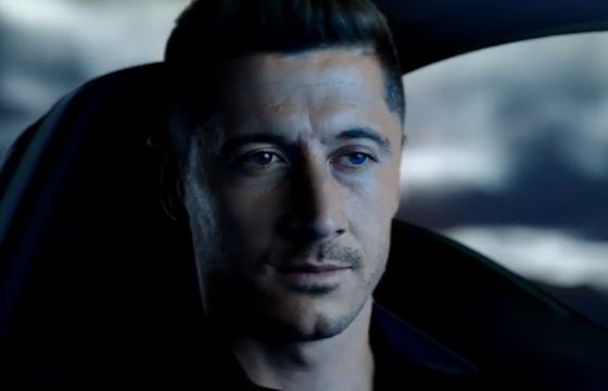 Robert Lewandowski w samochodzie reklamuje Huawei Mate20 Pro (wideo)