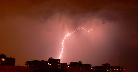 Totalne załamanie pogody. Burze, ulewy i trąby powietrzne