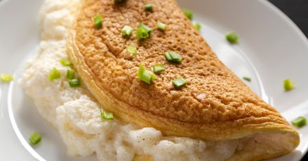 Jak zrobić puszysty omlet bez mąki? Ten trik znają najlepsze gospodynie