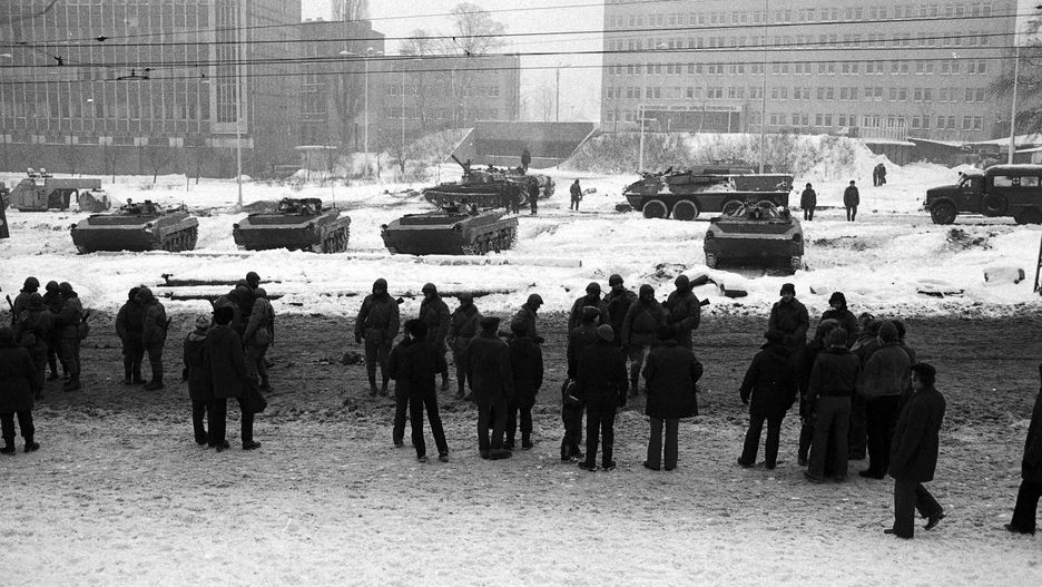 Stan wojenny - 39. rocznica. Czołgi na ulicach Szczecina w grudniu 1981 r. (Jerzy Undro)