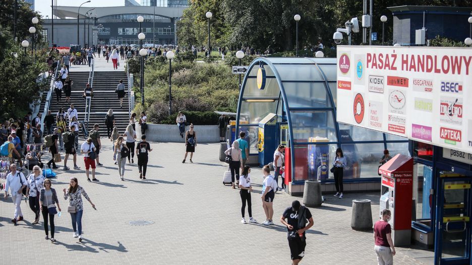 Warszawa. Obecnie między stacją a dworcem nie ma bezpośredniego połączenia
