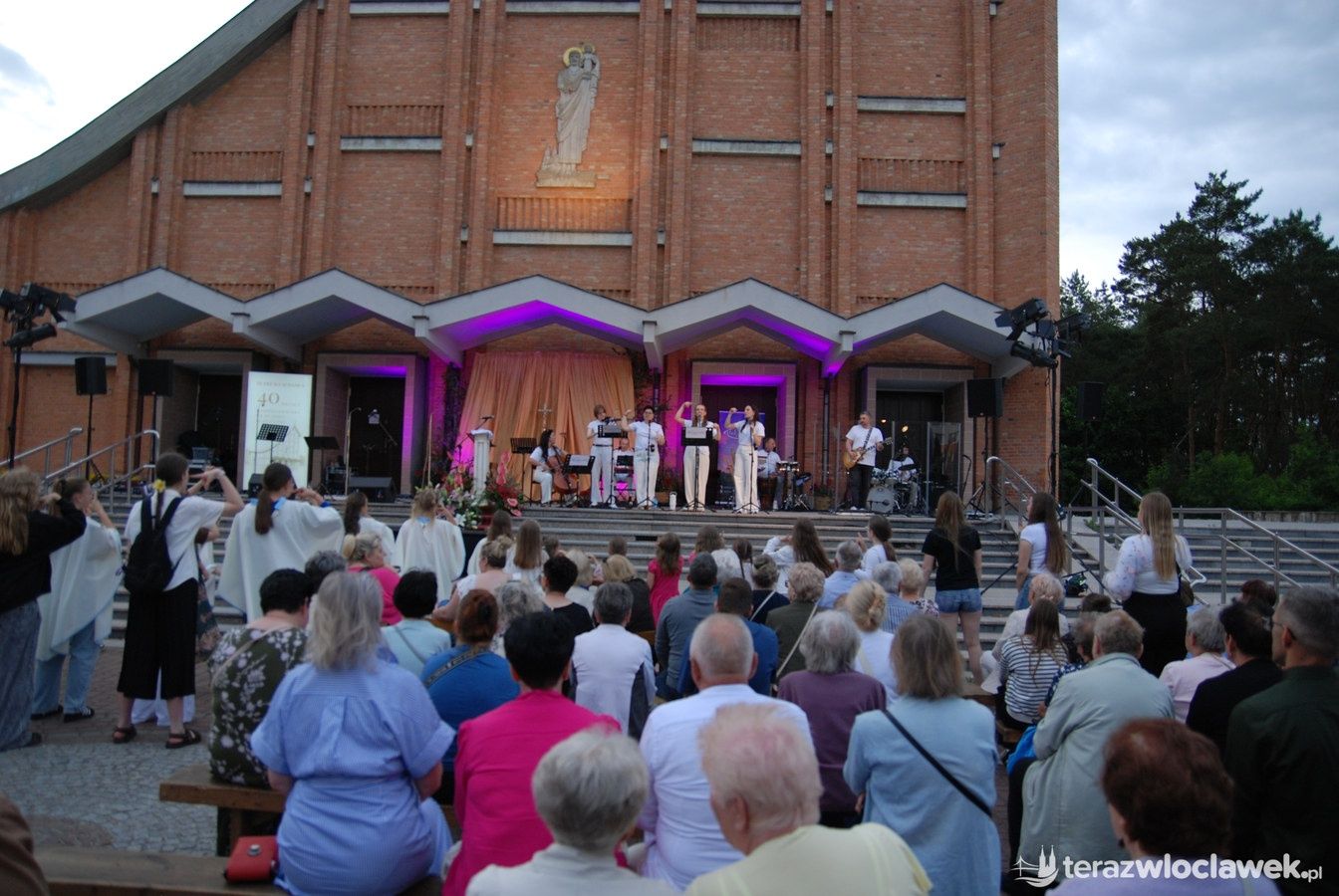 Koncert muzyki chrześcijańskiej na Zazamczu