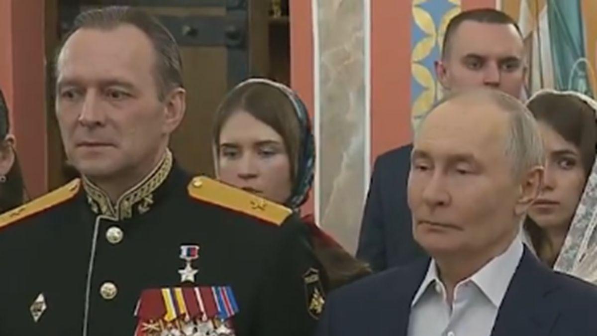 Władimir Putin, a obok niego generał major Aleksiej Gałkin.