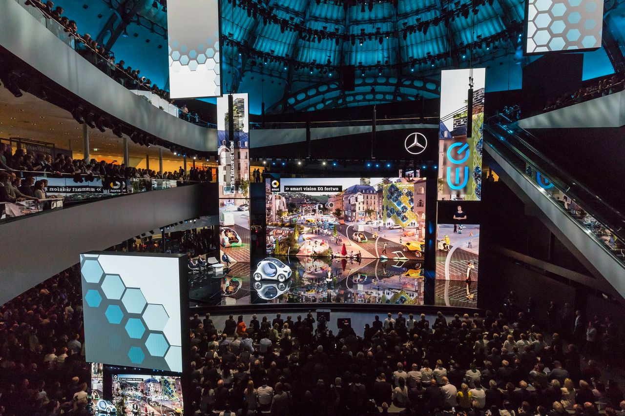 To tylko fragment stoiska Mercedesa - na piętrze z tyłu kryje się jeszcze jedna przestrzeń konferencyjna, a wszędzie wokół stoją dziesiątki samochodów, na różnych poziomach.