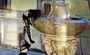 Kuriozalne obrazki we Wrocławiu. 24-latka okradła "Szermierza"