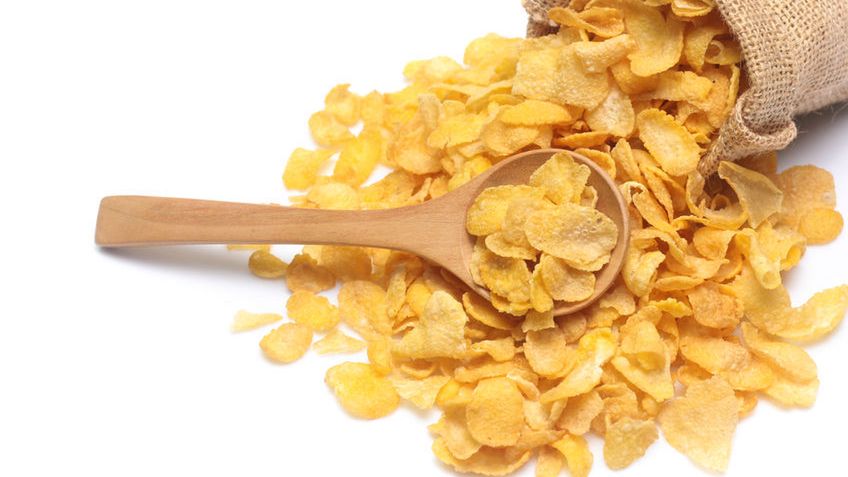Płatki kukurydziane można podawać z mlekiem, jogurtem naturalnym lub owocowym smoothie.