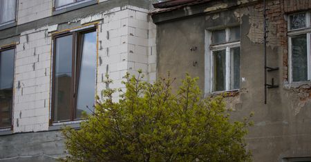 Wrocław. Spadł z ostatniego piętra kamienicy. 30-latek nie żyje