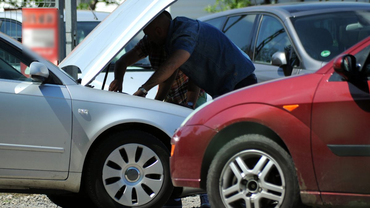 Handlujący samochodami mają wiele sposobów na podbicie jego ceny. Cofnięcie licznika jest najprostszym z nich.