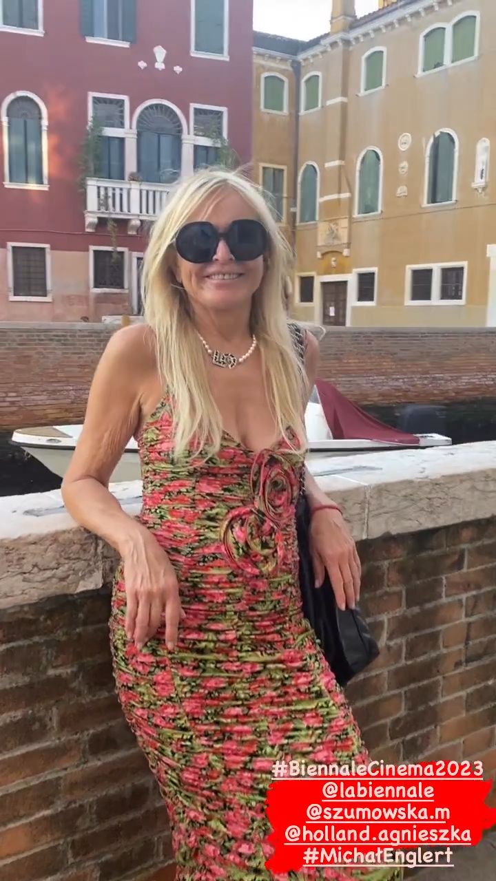 Monika Olejnik w obcisłej sukience, pozuje w Wenecji