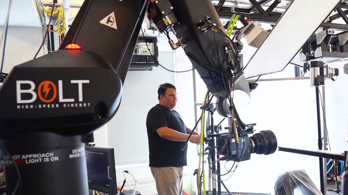 Zastąpił swoje ręce robotami. Nagrywa świetne reklamy 1